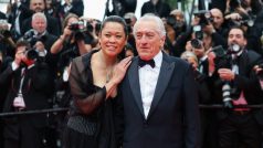 Robert De Niro se svou partnerkou Tiffany Chen na červeném koberci při příchodu na slavnostní zahájení a promítání filmu „Partir un jour“ (Leave One Day), Francie, 13. května 2025