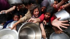 Palestinci čekající na jídli z charitativní kuchyně na snímku z dubna 2025