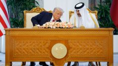 Americký prezident Donald Trump a katarský emír Tamím bin Hamad Ál Thání na podpisové ceremonii při Trumpově návštěvě Kataru