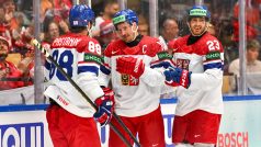 Roman Červenka slaví s Davidem Pastrňákem a Lukášem Sedlákem gól
