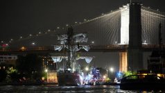 Cvičná loď mexického námořnictva narazila do Brooklynského mostu