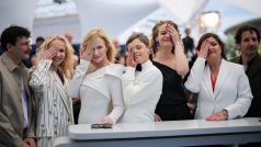 Režisérka Zuzana Kirchnerová a herci Jana Plodková, Aňa Geislerová, Juliana Brutovská Ol&#039;Hova, David Vodstrčil, Giandomenico Cupaiuolo a producent Jakub Viktorin pózují během fotografování filmu Karavana v soutěži v kategorii Un Certain Regard na 78. ročníku filmového festivalu v Cannes 22. května 2025