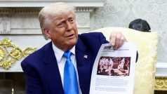 Americký prezident Donald Trump ukazuje snímky s pytli jihoafrickému prezidentu Cyrilu Ramaphosovi