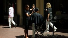 Kadeřnice v Cannes pracující na ulici kvůli rozsáhlému výpadku proudu (24. května 2025)