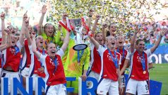 Fotbalistky Arsenalu s trofejí pro vítěze Ligy mistryň