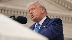 Americký prezident Donald Trump pronáší projev na každoroční oslavě Národního dne památky v pamětním amfiteátru na Arlingtonském národním hřbitově v Arlingtonu ve Virginii, USA, 26. května 2025