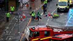 Záchranné složky v Liverpoolu zasahují po tom, co auto najelo do davu lidí