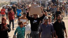 Dav Palestinců čeká na distribuci humanitární pomoci nedaleko Rafah