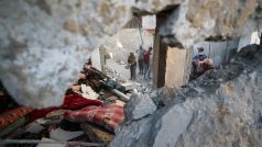 Palestinci si prohlížejí škody na místě izraelského útoku na dům ve městě Džabálija na severu Pásma Gazy (fotografie z 29. května 2025)