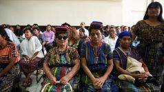 Guatemalské domorodé ženy přítomné při soudu bývalých vojáků za znásilňování