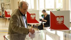 Voliči odevzdávají svůj hlas ve druhém kole polských prezidentských voleb
