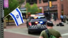 Izraelská vlajka a policisté v Boulderu poblíž místa útoku, při kterém bylo zraněno šest lidí