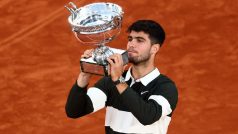 Carlos Alcaraz s trofejí pro vítěze Roland Garros