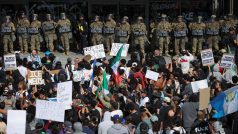 Demonstranti před budovou v Los Angeles, v níž sídlí řada federálních úřadů, nesli transparenty jako: „Stojím za všemi migranty“. Vchod střežili policisté a příslušníci Národní gardy