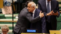 Palestinský vyslanec v OSN Rijad Mansour přijímá gratulace po schválení rezoluce vyžadující okamžité příměří v Pásmu Gazy