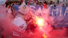 Průvod mířící z náměstí Piazza Sannazaro v italské metropoli Neapol ke generálnímu konzulátu USA