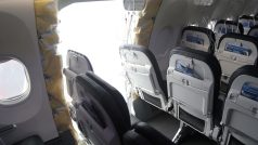 Při nehodě odletěl z trupu letadla špatně připevněný díl v místě pro zřízení náhradního nouzového východu