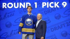 Radim Mrtka na podiu po zvolení Buffalem Sabres v prvním kole draftu NHL 2025