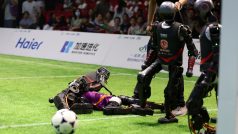 Humanoidní robotí fotbalisté v zápase mezi týmem Blaze z Pekingské univerzity informačních věd a technologií a týmem Tsinghua Hephaestus z univerzity Tsinghua během prvního domácího zápasu robotického fotbalu 3v3 s umělou inteligencí
