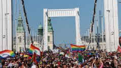 Téměř 200 000 lidí se sešlo na pochodu hrdosti v Budapešti, který se koná navzdory zákazu policie