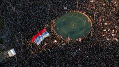 Desetitisíce studentů a příznivců opozice vyrazily do bělehradských ulic protestovat proti vládě. Srbové požadují vyhlášení předčasných voleb