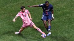 Lionel Messi se snaží zblokovat odkop Williana Pacha z PSG