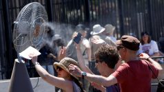 Turisté se ochlazují před větrákem, který byl nainstalován u římského Kolosea