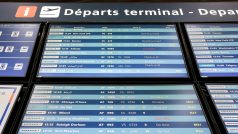 Výpis čtvrtečních spojů Air France na pařížském letišti Charlese de Gaulla