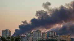 Kouř z okrajových částí města po ruském útoku na Kyjev drony a raketami Kyjev, Ukrajina, 4. července 2025