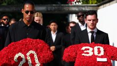Kapitán Liverpoolu Virgil van Dijk a obránce Andrew Robertson na pohřbu jejich spoluhráče Diega Joty
