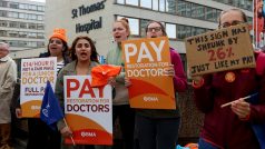 Zdravotníci protestují na stávkové hlídce, zatímco mladí a zkušení lékaři v Anglii se poprvé účastní společné stávky před nemocnicí St Thomas&#039;s Hospital v Londýně, Velká Británie, 20. září 2023