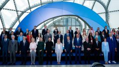 Účastníci římské konference o obnově Ukrajiny, uprostřed s italskou premiérkou Georgií Meloniovou a ukrajinským prezidentem Volodymyrem Zelenským