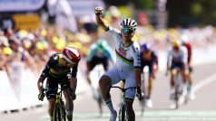 Slovinský cyklista Tadej Pogačar ve finiši 7. etapy Tour de France přespurtoval rivala Jonase Vingegaarda