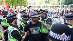 Policisté zadržují na náměstí Svatého Petra v Manchesteru demonstranta během protestu požadujícího zrušení zákazu činnosti skupiny Palestine Action