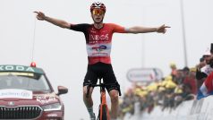 Vítězné gesto Thymena Arensmana v cíli 14. etapy Tour de France