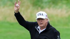 Trump třímá golfový míček na svém resortu v Turnberry (27. července 2025)