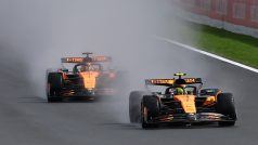 Oscar Piastri (vepředu) a Lando Norris ve Velké ceně Belgie formule 1