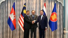 Kambodžský premiér Hun Manet (vlevo), malajský premiér Anwar Ibrahim (uprostřed) a thajský úřadující premiér Phumtham Wechayachai (vpravo)