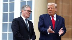 Britský premiér Keir Starmer (vlevo) přivítal ve Skotsku amerického prezidenta Donalda Trumpa