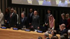 Generální tajemník OSN António Guterres, francouzský ministr zahraničí Jean-Noël Barrot a jeho saúdskoarabský protějšek Faisal bin Farhan Al-Saud na konferenci OSN o dvoustátním řešení izraelsko-palestinského konfliktu v New Yorku. Francie a Saúdská Arábie konferenci hostily