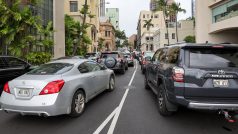 V Honolulu na Havaji se po varování před tsunami tvořily kolony