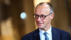 Německý kancléř Friedrich Merz přijíždí na návštěvu do železárny Voelklinger Huette ve Voelklingenu, která je zapsána na seznamu světového dědictví UNESCO, 1. srpna 2025