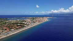 Messinská úžina, přes níž chce italská vláda postavit visutý most, který by spojoval Sicílii s Kalábrií