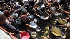 Palestinci čekající na jídlo od charity
