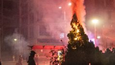 Policie použila proti demonstrantům v Srbsku slzný plyn