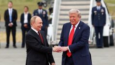 Americký prezident Donald Trump a jeho ruský protějšek Vladimir Putin se setkali na Aljašce