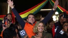 Bývalý senátor Rodrigo Paz slaví překvapivé vítězství v prvním kole bolivijských prezidentských voleb