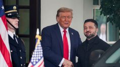 Americký prezident Donald Trump vítá prezidenta Ukrajiny Volodymyra Zelenského před Bílým domem