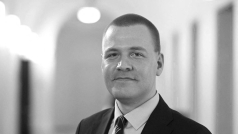 Třicetiletý finský poslanec Eemeli Peltonen zemřel na půdě parlamentu