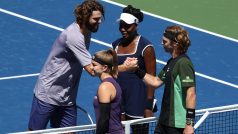 Semifinalistka posledních dvou ročníků US Open ve dvouhře Muchová a Rubljov vyhráli duel proti pětačtyřicetileté legendě Williamsové a Opelkovi za 59 minut